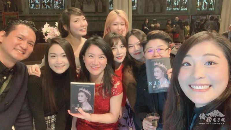 簽書會後的酒會讓輔大英國校友們齊聚同歡，並預告1月底與2月中將接續兩場校友活動