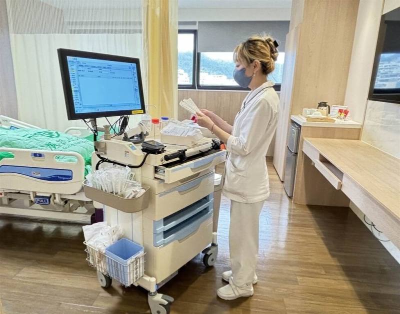 醫院護理師推的e化工作車重量高達120公斤，推動時相當耗費體力。長庚醫院與長庚醫學科技共同研發，導入「輔推e化工作車」，只須控制方向，就可讓車體自動前進，目前基隆長庚紀念醫院已購入使用。（長庚醫院提供）