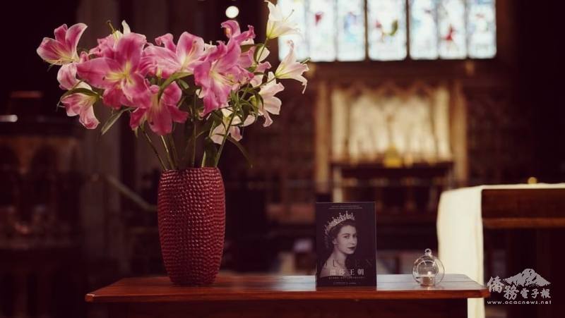 輔大英國校友會由會長、《溫莎王朝》作者黃瑋苑(Lisa Huang)簽書會揭開2024年校友活動序曲