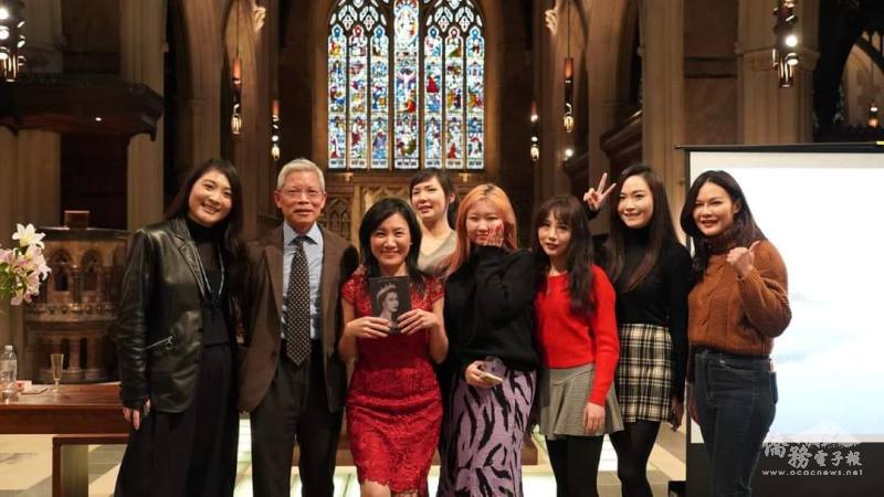 駐英國代表處僑務組組長陳世池(左二)與多位英國商界、時尚界，藝文創作界等知名僑青到場支持《Queen溫莎王朝》簽書會