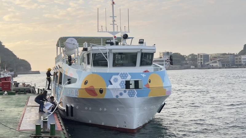 高雄市輪船公司最新綠能渡輪「雄棧1號」24日啟用，將加入旗津與鼓山航線的載運服務行列；迎接27日將重返愛河灣的黃色小鴨，新渡輪穿上黃色小鴨圖案外裝。（高雄市輪船公司提供）
