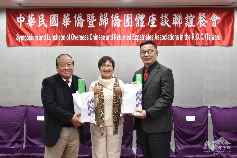 徐佳青(中)致贈紀念品予華僑協會總會理事長林齊國(右)及華僑救國聯合總會理事長鄭致毅(左)