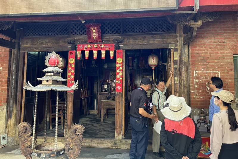 台南市觀光旅遊局針對永康區大灣聚落設計專屬散步導覽路線，盤點巷弄老建築、漢人屯墾及族群聚落遺跡等，並將媒合導覽員提供免費導覽服務，邀請民眾走讀當地歷史文化。（台南市觀光旅遊局提供）