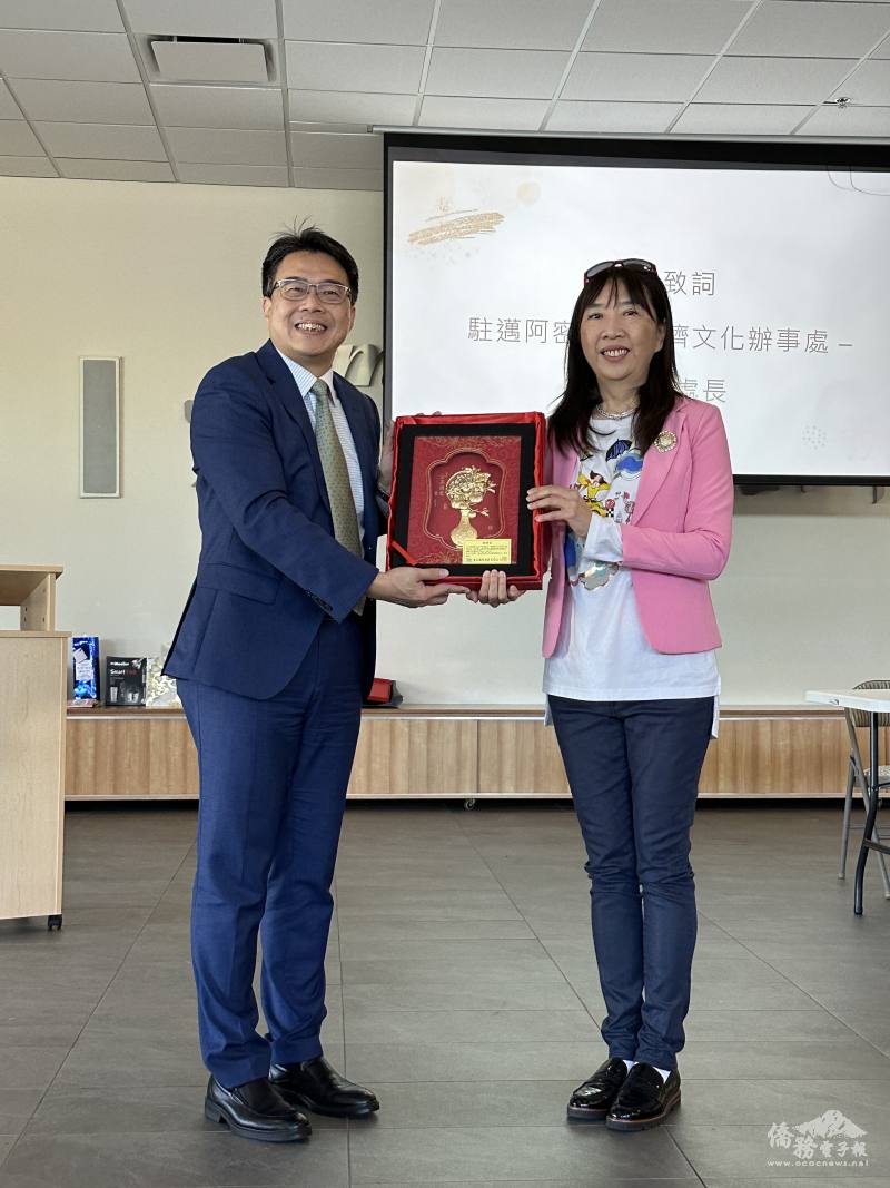 周啟宇致贈紀念品，由會長黃百齡代表接受