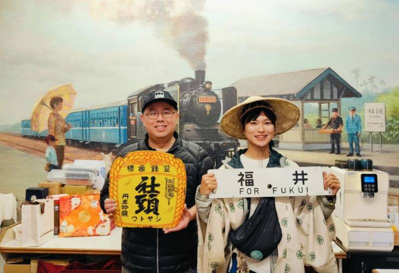 日本自由作家田中佑典（右）2023年10月再度來台，展開為期半年的徒步環台之旅，24日到訪位在彰化縣社頭鄉以販賣鐵路便當出名的福井食堂，並與食堂老闆陳朝強（左）合影留念。（陳朝強提供）