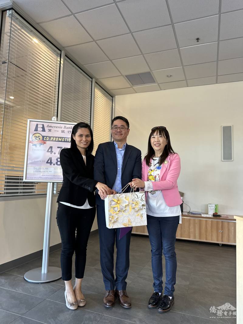 黃百齡(右)致贈紀念品感謝專題講者陳志達與夫人