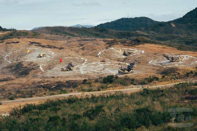 砲兵部隊以精準火力攻擊目標區，為前線地面部隊提供火力支援