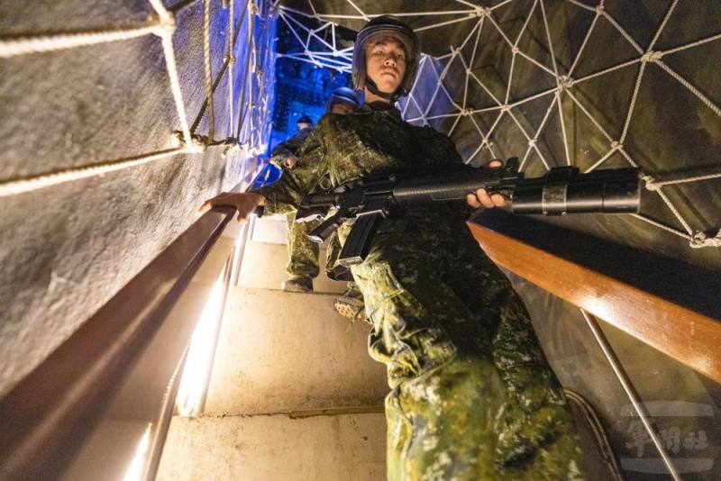 營隊安排學生體驗戰場心理抗壓模擬訓練