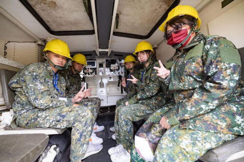 學生體驗雲豹甲車試乘