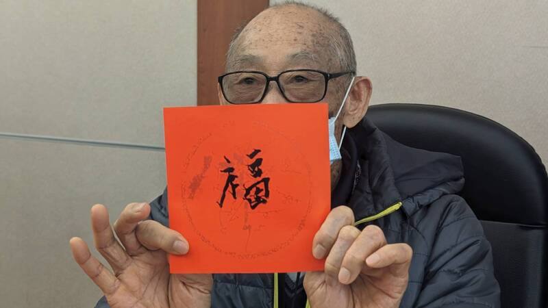 患有原發性顫抖症的劉先生，40多年來手抖狀況越來越嚴重，連吃飯夾菜都受到影響，2023年在台北榮總接受「神波刀」治療後，除了能握筆寫字，還可以用筷子夾花生。