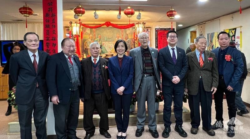 張勝煥（左二）1月初參加多倫多龍岡親義公所新舊任主席交接典禮