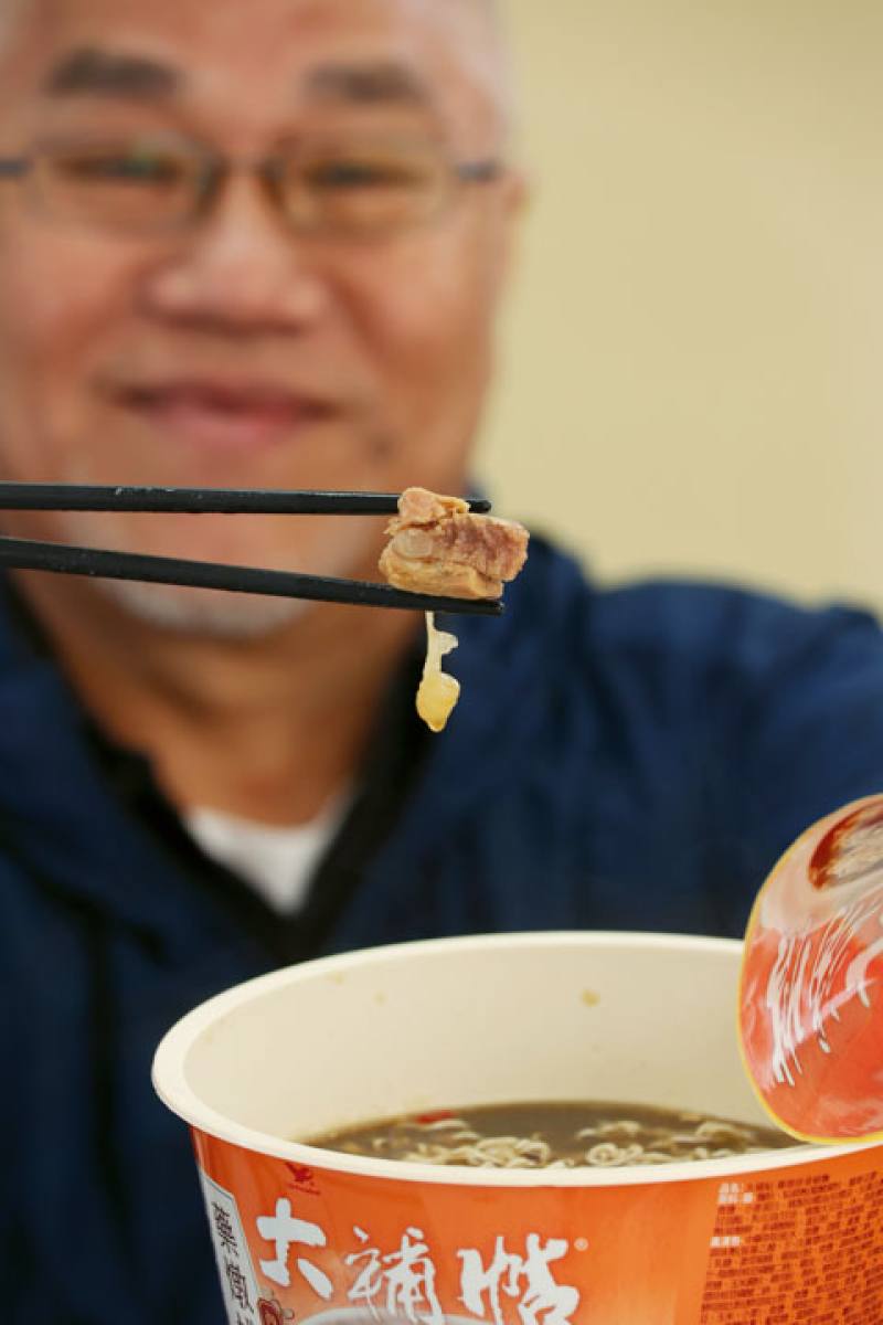 A bowl of instant noodles with pork ribs stewed with medicinal herbs promises both the texture of real meat and the attractive fragrance of traditional herbs.