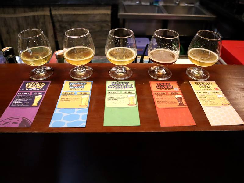 蘇恆志先前在越南一家鞋廠任職時每到假日就在宿舍釀酒，一步步完成自己的創業夢。圖為蘇恆志自行研發釀造的5款精釀啤酒。