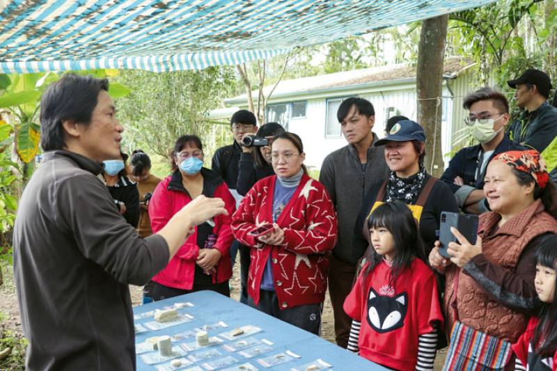 Following in the footsteps of earlier generations of scholars, Chung Kuo-feng (left) has been conducting research at Ciyakang in recent years. (courtesy of Chung Kuo-feng)