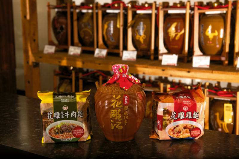 With its rich experience of producing alcoholic beverages, Taiwan Tobacco and Liquor Corporation has launched a series of instant noodles accompanied by condiment packs made with cooking liquors. These are distinctively Taiwanese flavors. (photo by Kent C