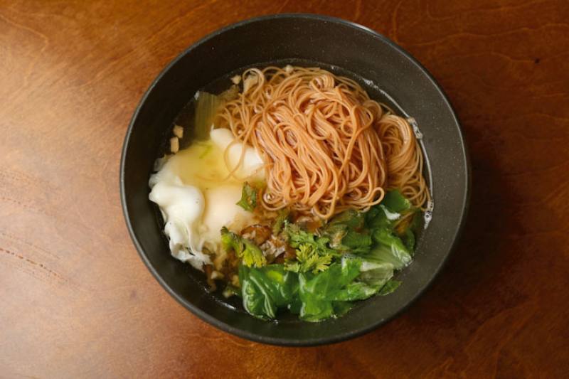 Qingji Ice Dessert Parlor’s jisi (“shredded chicken”) noodles are regarded as the prototype of instant noodles.