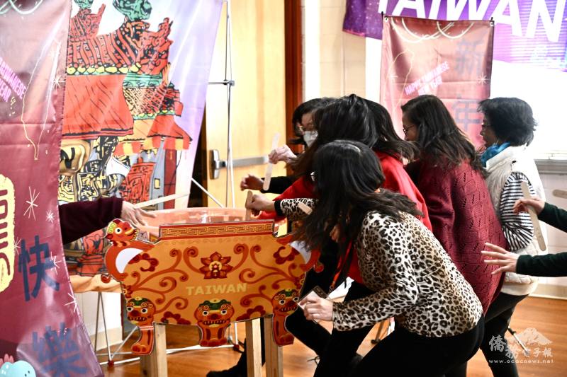 Get the first incense ("搶頭香" qiǎng tóu xiāng)