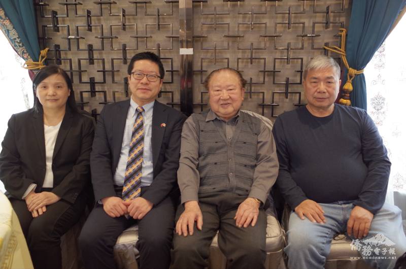 文教中心主任藍柏青（左二）與副主任徐沛宸（左一）偕僑務委員張均鴻（右一），拜會多倫多龍岡親義公所元老張勝煥僑務諮詢委員（右二）分享其70年來服務僑社的經驗