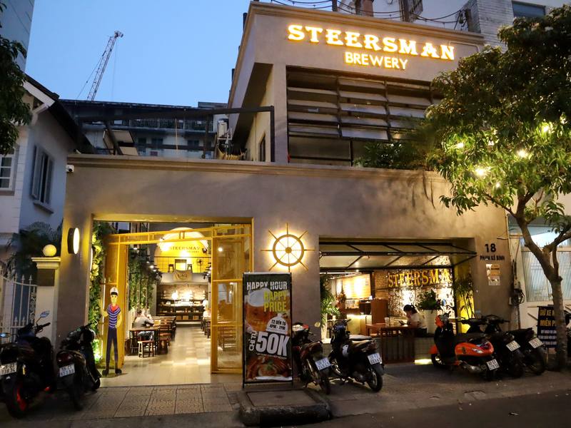 台灣青年蘇恆志的啤酒屋位於越南胡志明市第一郡，店面裝潢融入水手、船舵等設計元素，期許「當自己人生的船長」。