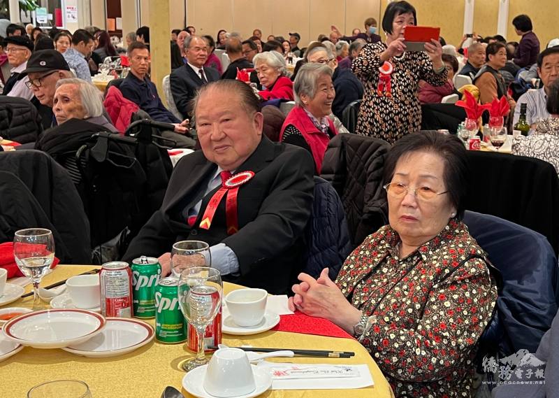 多倫多地區的僑社活動經常可見張勝煥的身影；圖為張勝煥偕同夫人參加多倫多龍岡親義公所餐會