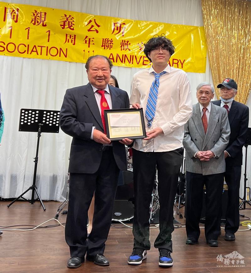 張勝煥希望有更多的年輕人投入僑社的活動；圖為頒發龍岡青年子弟獎學金
