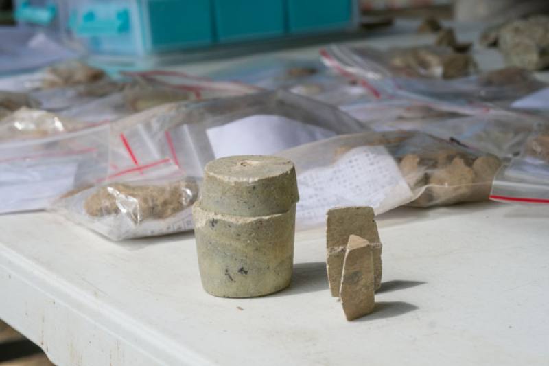 A wide variety of remnants from jade processing have been found at Ciyakang.Discarded cores often feature a distinct ridge.