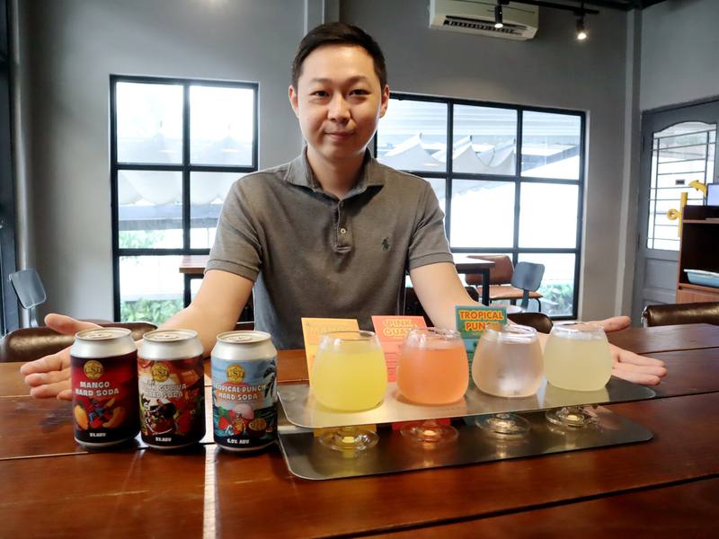 蘇恆志在越南自創啤酒品牌，與越南本土和歐美的啤酒一起競逐市場，其中品牌水果氣泡酒（圖）更在越南的GS25連鎖便利商店上架販售。