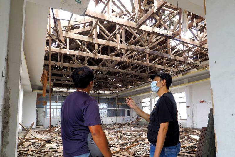 台南市舊麻豆郵局建物2022年拆除重建，文化局文資建材銀行進行多次拆除前會勘，並與多方溝通討論，達成保留原有木構屋頂桁架共識，拆下來的7組木桁架，近年陸續為台南市古蹟、歷史建築所使用。（台南市文化局提供）