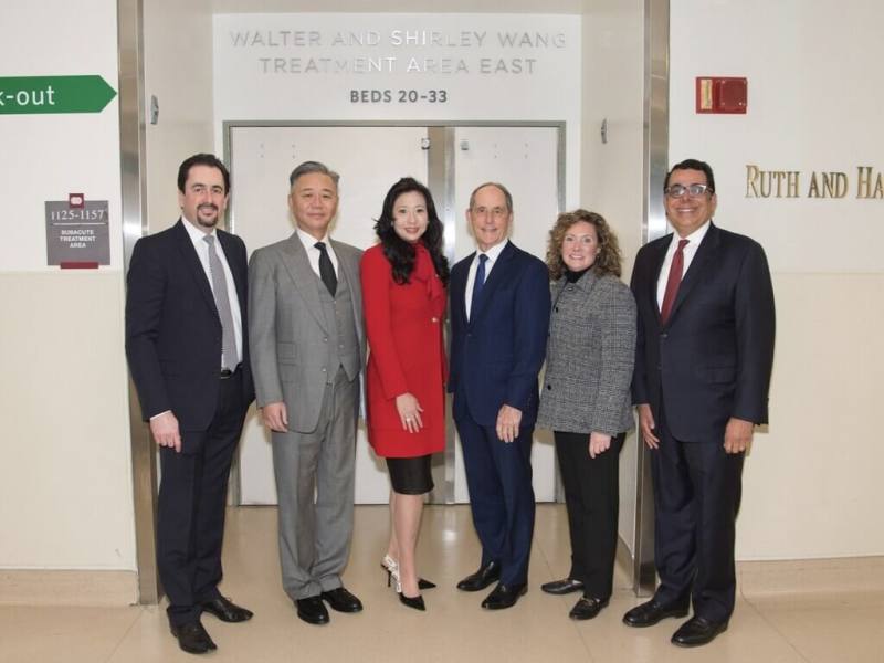 來自台灣的企業家王文祥、王范文華（左2、左3）捐款300萬美元（約新台幣9467萬元）給洛杉磯「西達斯西奈醫學中心」（Cedars-Sinai Medical Center），執行長普利塞拉克（Thomas M. Priselac）（右3）致謝。（Cedars-Sinai提供）