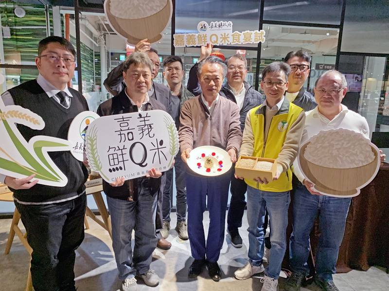 嘉義縣長翁章梁（前右3）27日北上台中市推廣新米種「嘉義鮮Q米」，現場並與鮮食開發、連鎖品牌、食品加工等業者對談，希望了解市場需求，聆聽業界意見。