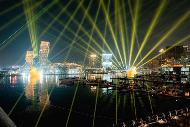 迎接黃色小鴨重返高雄愛河灣，高雄流行音樂中心推出「金呱閃閃」燈光展演，搭配輕快音樂，在燈會期間每晚6時至10時，每半小時展演1次（高雄流行音樂中心提供）