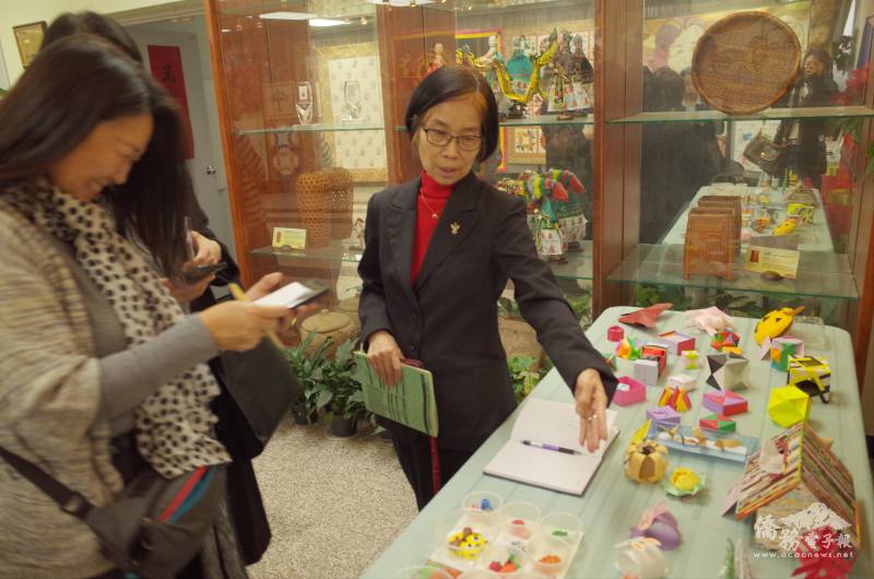 文化種子教師阮傳峯（右一）向媒體介紹展出的作品