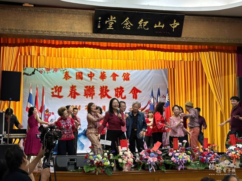 現場嘉賓歌舞表演慶新年