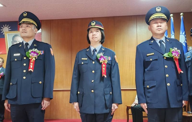 澎湖縣警局29日在警局大禮堂舉行馬公、白沙與望安3名分局長聯合布達交接典禮，馬公分局長呂文廷（左起）、白沙分局長張舒喻、望安分局長吳誌權3人完成交接和宣誓就職