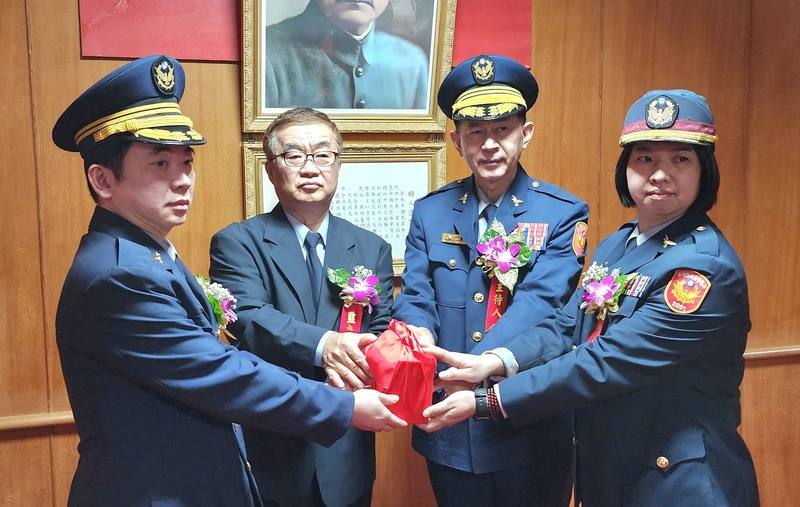 澎湖縣警局29日在警局大禮堂舉行馬公、白沙與望安3名分局長聯合布達交接典禮，其中白沙分局長由高雄市警局捷運督察組長張舒喻（右）調升，創下澎湖縣警局有史以來首名女分局長的紀錄