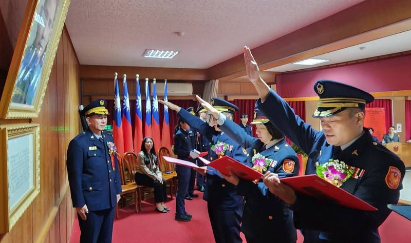 澎湖縣警局29日在警局大禮堂舉行在馬公、白沙與望安3名分局長聯合布達交接典禮，並在澎湖縣政府警察局長李名昌（左）的見證下宣誓就職