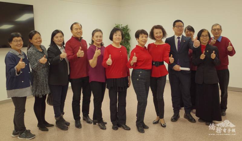 藍柏青（右四）、徐沛宸（左三）、吳秋月（左二）與文化種子教師阮傳峯（右二）、林妙真（左一）和王麗星（右五）排舞班學員合影