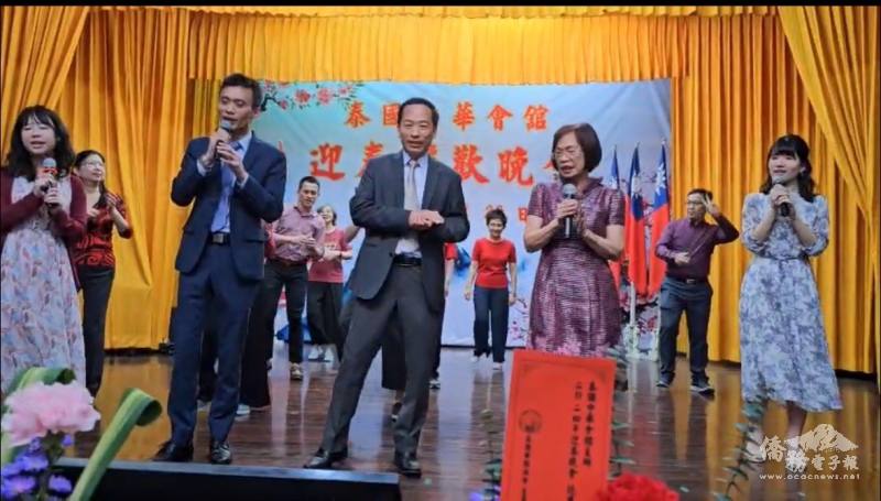 代表處同仁與現場嘉賓共同演唱慶賀