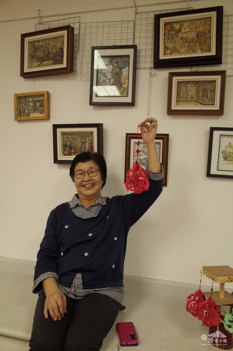 林妙真專精紙雕，浮雕作品更是引人入勝，她說這門藝術最能磨練一個人的耐性