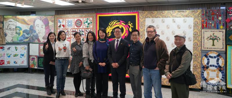 多倫多文教中心主任藍柏青（右四）、副主任徐沛宸（左一）及駐多倫多辦事處副組長吳秋月（左三）與本地華文媒體茶敘後合影