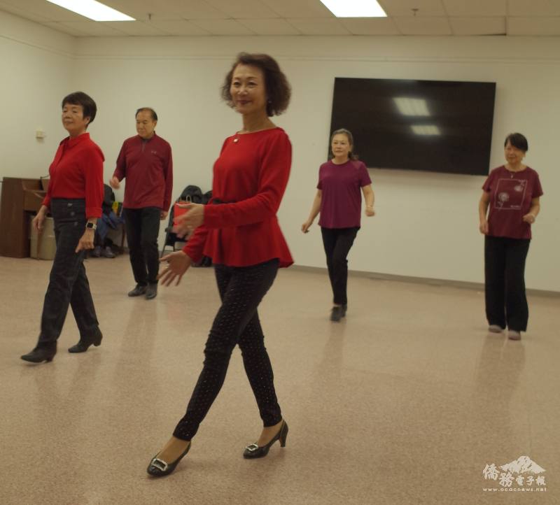 王麗星（中）排舞班在文教中心展示成果