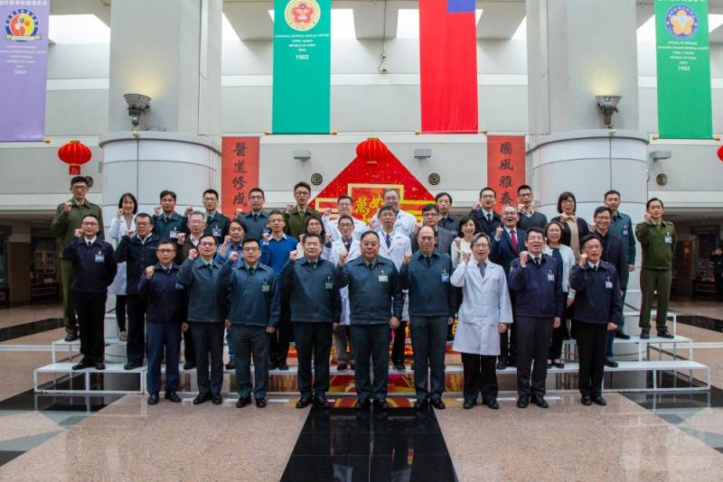 國防部副部長徐衍璞上將視導國防醫學院，與國醫幹部、老師合影