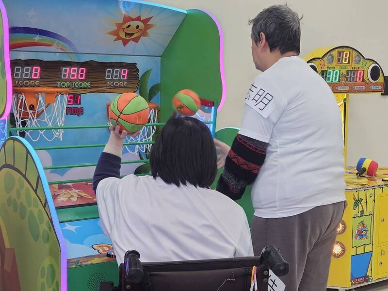 位於台北市文山區的興岩園區全日型住宿機構以安全為核心理念，也兼顧住民心靈，專門設計的投籃機與打地鼠機，讓院生在遊戲中增加復能