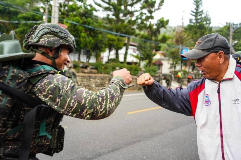 民眾向官兵加油打氣。（取自中華民國海軍臉書）