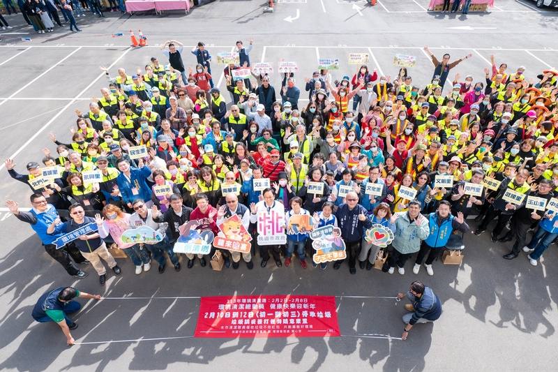 桃園市政府環保局29日舉行113年環境清潔週擴大誓師宣導活動，清潔隊今年將提早至2月13日（大年初四）開工，且「只收垃圾，不收紅包」，若遇無法當場退還的紅包，將依規定交由政風單位統一處理