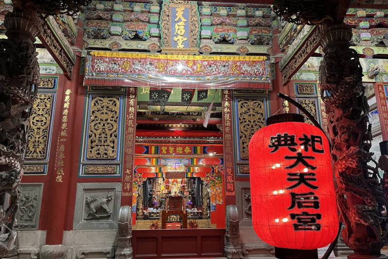 2024台灣燈會在台南，市政府規劃「埕南燈區」，以廟宇為主軸，串聯多處民間元宵燈會活動，打造3條燈區散步路線。圖為台南祀典大天后宮亮燈場景（台南市文化局提供）