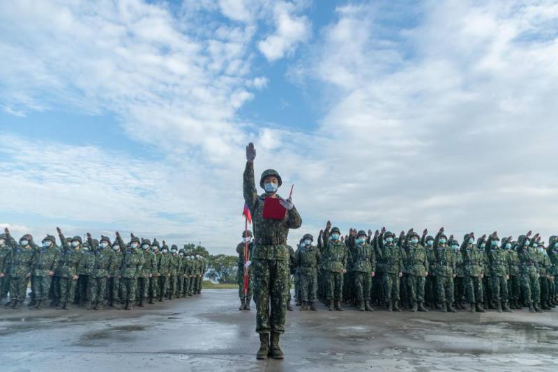 全體役男在宣誓代表帶領下齊聲宣誓。（青年日報記者陳怡璿攝）