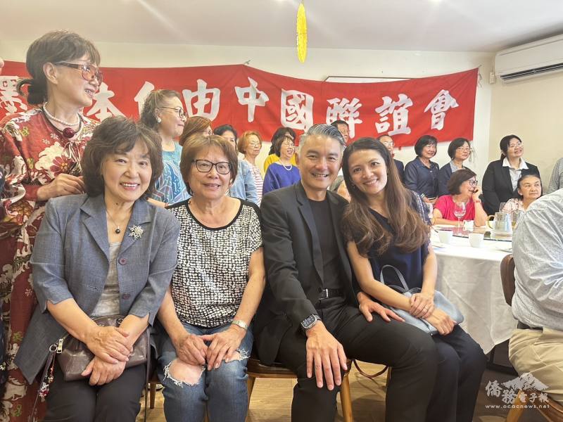 駐墨爾本辦事處處長呂明澤夫婦與會員開心合影