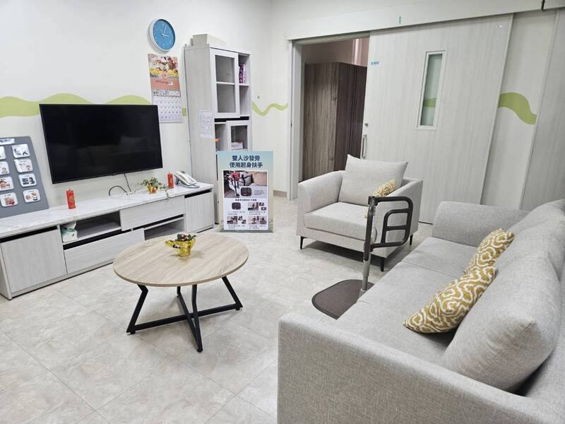 唐氏症基金會打造全台首家導入AI人工智慧的24小時全日型機構，29日在台北市文山區興岩社福綜合大樓舉行啟用儀式，並以「家」為概念規劃10個小家，每個小家約有4個房間，裝潢明亮溫馨