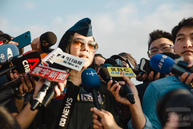 王上校擔任大隊政戰主任，關心隊員狀況，並且工作在一起。（軍聞社記者呂尚俞攝）